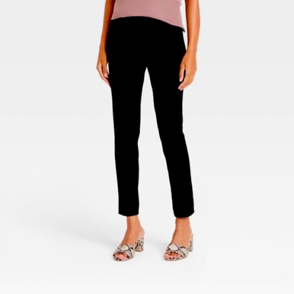 Skinny ankle high rise fitted hip and thigh! Stretch black pants!